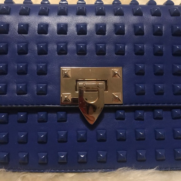 Blue stud clutch - Picture 3 of 3